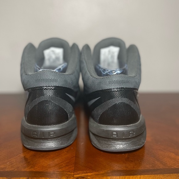 Nike Air Women Basketball Shoes - Picture 4 of 6